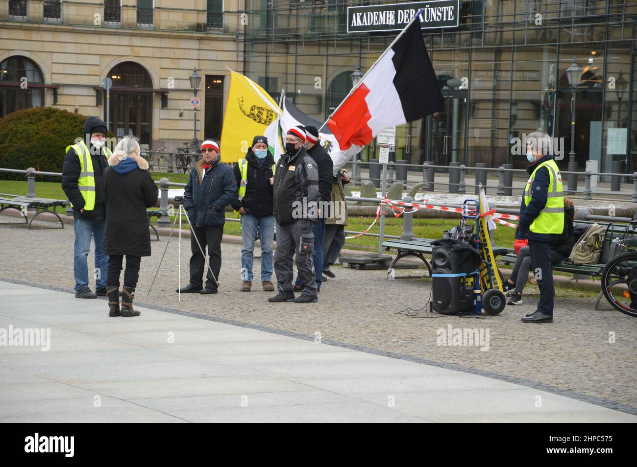 "Reichsbürger" demonstrierten vor der Botschaft der Vereinigten Staaten von Amerika am Pariser Platz in Berlin. Die 'Reichsbürger' lehnen die Legitimität des modernen deutschen Staates, der Bundesrepublik Deutschland, zugunsten des Deutschen Reiches ab, das von 1871 bis 1945 existierte. Stockfoto