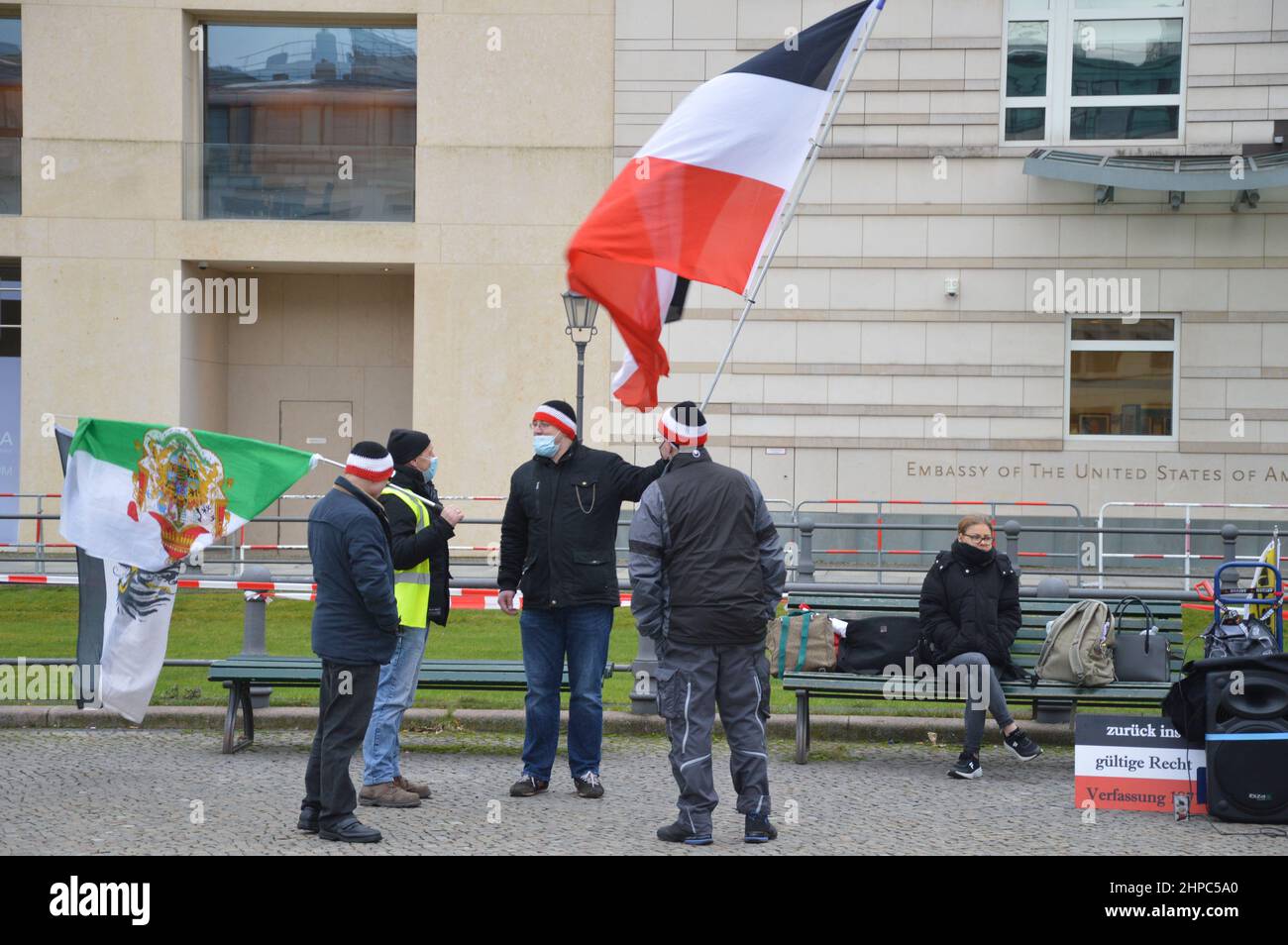 "Reichsbürger" demonstrierten vor der Botschaft der Vereinigten Staaten von Amerika am Pariser Platz in Berlin. Die 'Reichsbürger' lehnen die Legitimität des modernen deutschen Staates, der Bundesrepublik Deutschland, zugunsten des Deutschen Reiches ab, das von 1871 bis 1945 existierte. Stockfoto
