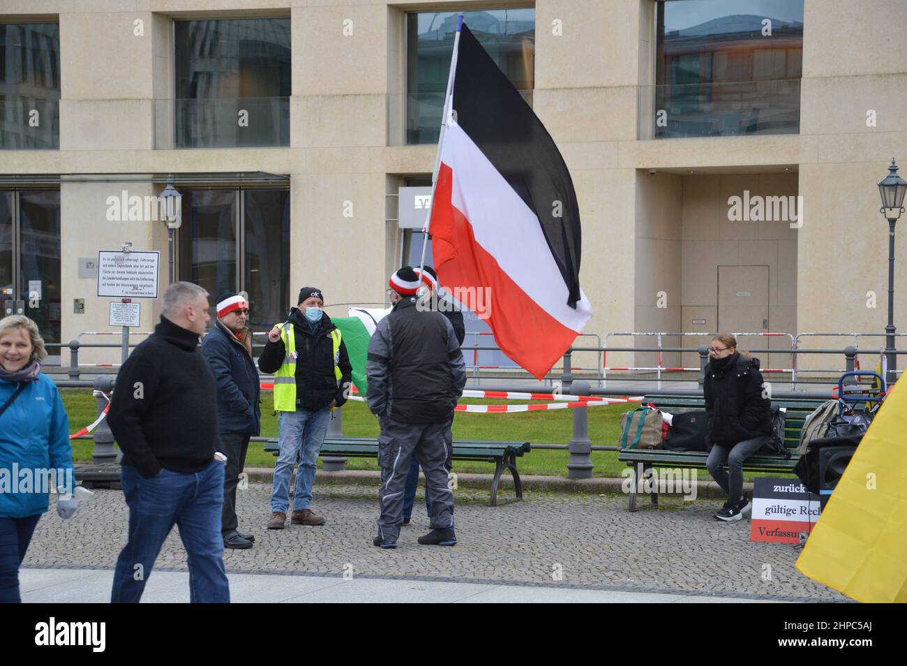 "Reichsbürger" demonstrierten vor der Botschaft der Vereinigten Staaten von Amerika am Pariser Platz in Berlin. Die 'Reichsbürger' lehnen die Legitimität des modernen deutschen Staates, der Bundesrepublik Deutschland, zugunsten des Deutschen Reiches ab, das von 1871 bis 1945 existierte. Stockfoto