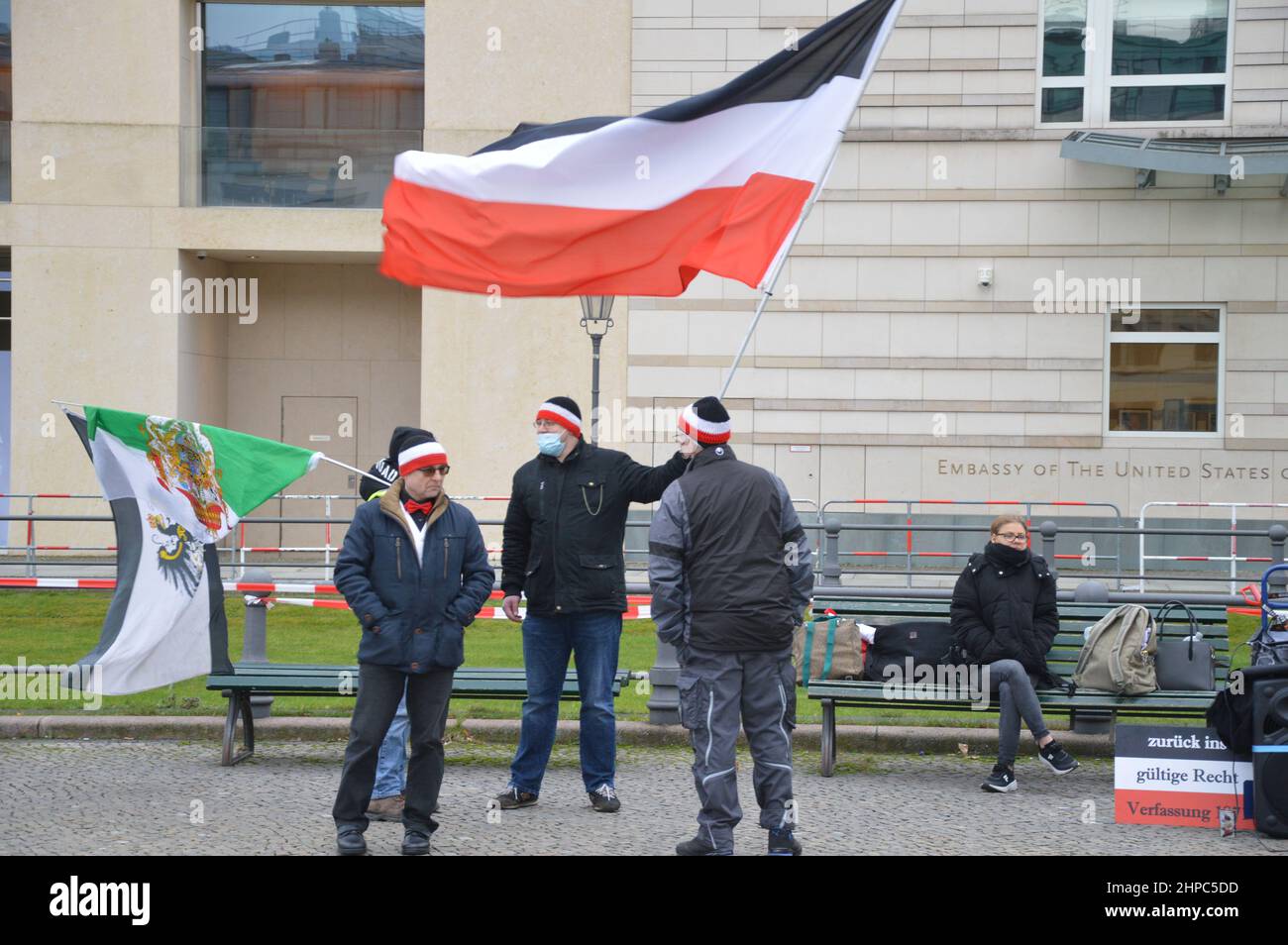 "Reichsbürger" demonstrierten vor der Botschaft der Vereinigten Staaten von Amerika am Pariser Platz in Berlin. Die 'Reichsbürger' lehnen die Legitimität des modernen deutschen Staates, der Bundesrepublik Deutschland, zugunsten des Deutschen Reiches ab, das von 1871 bis 1945 existierte. Stockfoto