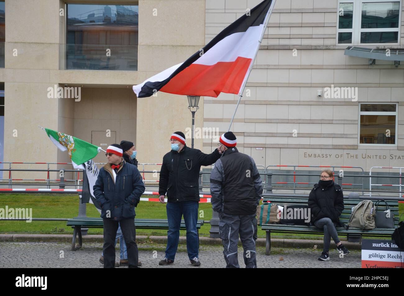 "Reichsbürger" demonstrierten vor der Botschaft der Vereinigten Staaten von Amerika am Pariser Platz in Berlin. Die 'Reichsbürger' lehnen die Legitimität des modernen deutschen Staates, der Bundesrepublik Deutschland, zugunsten des Deutschen Reiches ab, das von 1871 bis 1945 existierte. Stockfoto