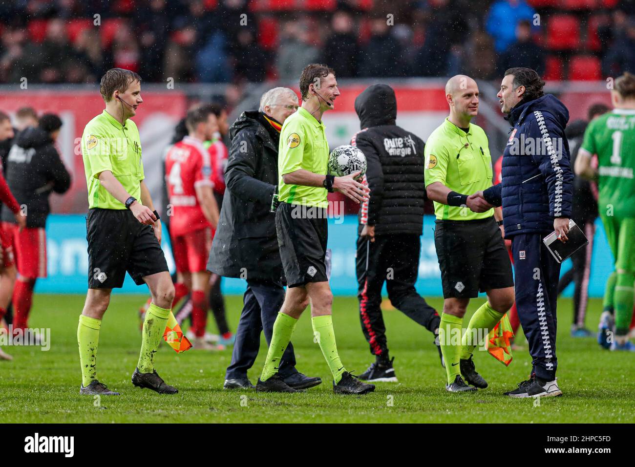 ENSCHEDE, NIEDERLANDE - 20. FEBRUAR: Schiedsrichter-Assistent Joris Westhof, Schiedsrichter Martin van den Kerkhof, Schiedsrichter-Assistent Thomas Krijt während des niederländischen Eredivisie-Spiels zwischen dem FC Twente und Schieß los. Eagles am 20. Februar 2022 in Enschede, Niederlande (Foto: Peter Lous/Orange Picles) Stockfoto