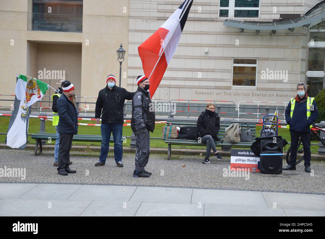 "Reichsbürger" demonstrierten vor der Botschaft der Vereinigten Staaten von Amerika am Pariser Platz in Berlin. Die 'Reichsbürger' lehnen die Legitimität des modernen deutschen Staates, der Bundesrepublik Deutschland, zugunsten des Deutschen Reiches ab, das von 1871 bis 1945 existierte. Stockfoto