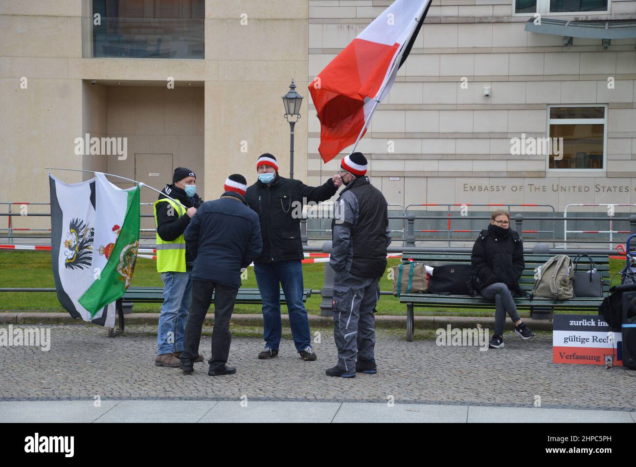 "Reichsbürger" demonstrierten vor der Botschaft der Vereinigten Staaten von Amerika am Pariser Platz in Berlin. Die 'Reichsbürger' lehnen die Legitimität des modernen deutschen Staates, der Bundesrepublik Deutschland, zugunsten des Deutschen Reiches ab, das von 1871 bis 1945 existierte. Stockfoto