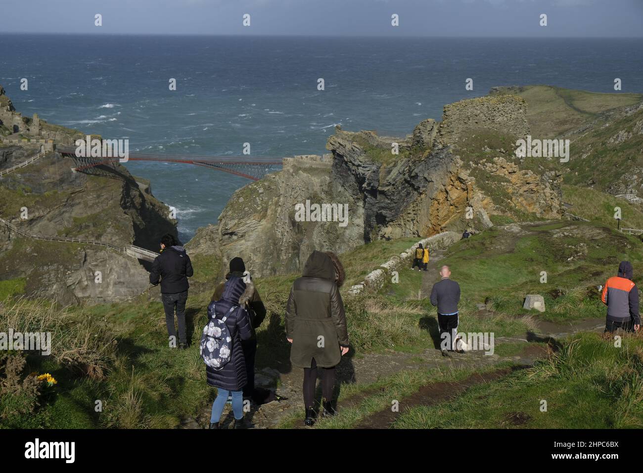 Tintagel, Großbritannien - Oktober 2021: Eine freitragende Stahlbrücke verbindet Tintagel Island mit dem Festland, entworfen von Ney and Partners und William Matthews AS Stockfoto