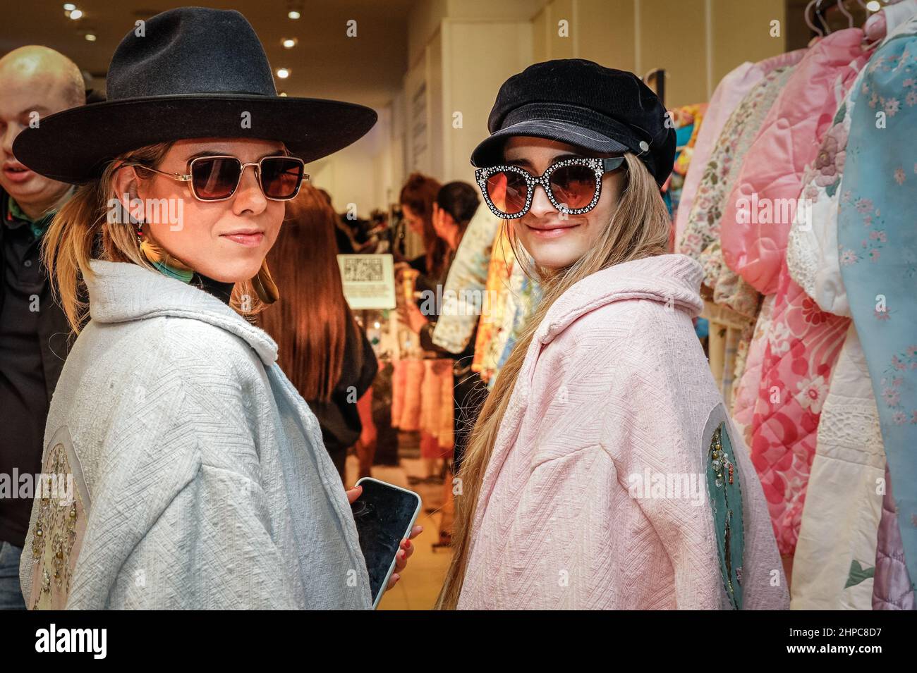 London, Großbritannien. 20th. Februar 2022. Sandra Vijandi und Charlotte Anderson, Designer der Marke Mantelo. Modefans, Fashionistas und Besucher von Shows posieren in modischen Outfits an den Veranstaltungsorten der London Fashion Week in Long Acre und in der Nähe der Oxford Street. Kredit: Imageplotter/Alamy Live Nachrichten Stockfoto