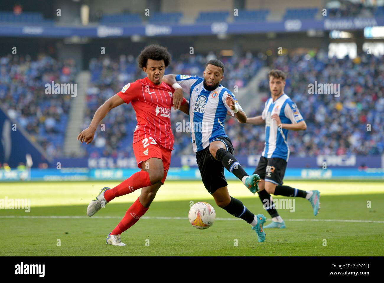 Barcelona, Spanien.20. Februar 2022. J. Kounde (23) vom FC Sevilla (links) steht mit Vilhena von der RCD Espanyol während des spanischen La Liga-Spiels zwischen RCD Espanyol und dem FC Sevilla im RCDE-Stadion vor. Stockfoto