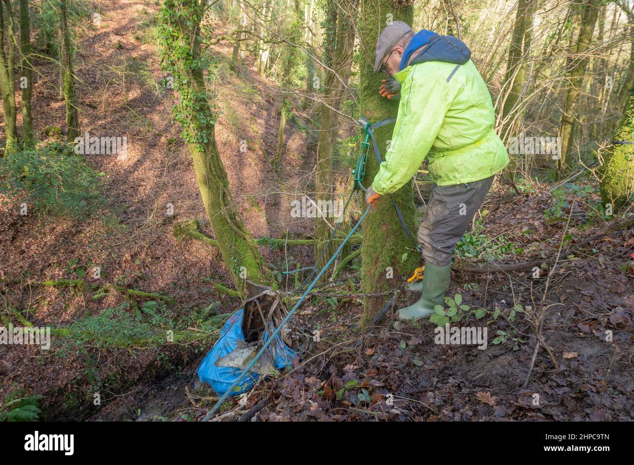 Freiwillige und Auftragnehmer, die Material mit Flytipped aus dem Strom entfernen Stockfoto