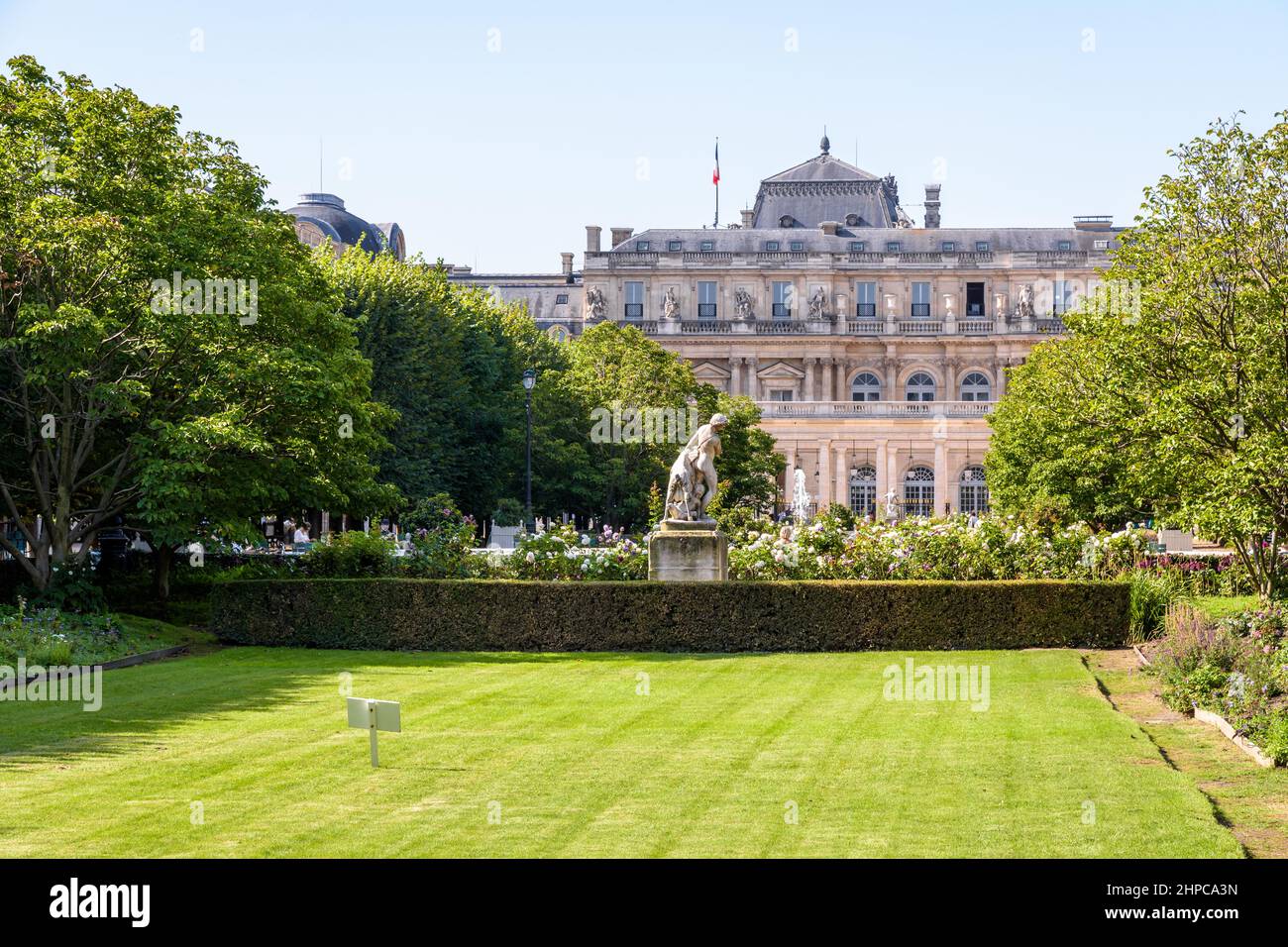 Der Garten des Palais-Royal an einem sonnigen Morgen in Paris, Frankreich. Stockfoto