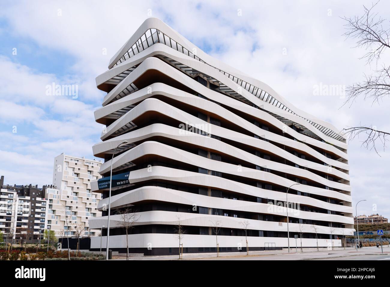Madrid, Spanien - 7. März 2021: Neues luxuriöses Wohngebäude mit durchgehenden Betonfertigterrassen. Mendez Alvaro Stockfoto