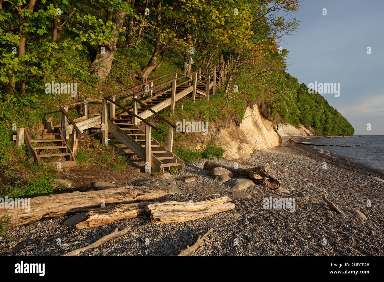 Mecklenburg-Vorpommern, Ostsee, Insel Rügen, Nationalpark Jasmund Holztreppen zum Strand Stockfoto