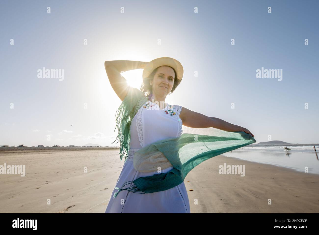 Fröhliche Frau, die am Strand tanzt Stockfoto
