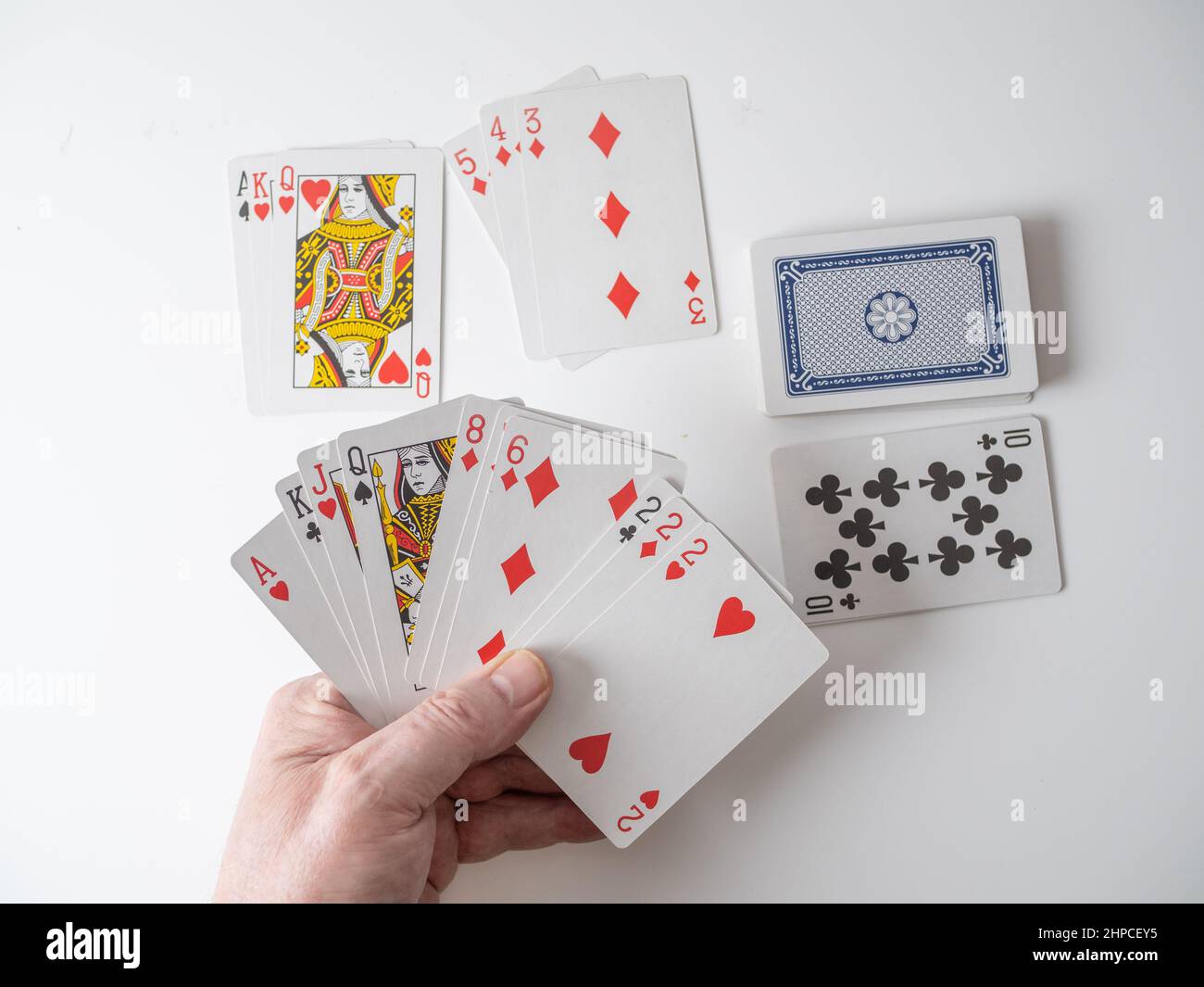 Gin Rummy das gewinnende Blatt mit dem Deck, Ablagestapel und Karten des zweiten Spielers Stockfoto