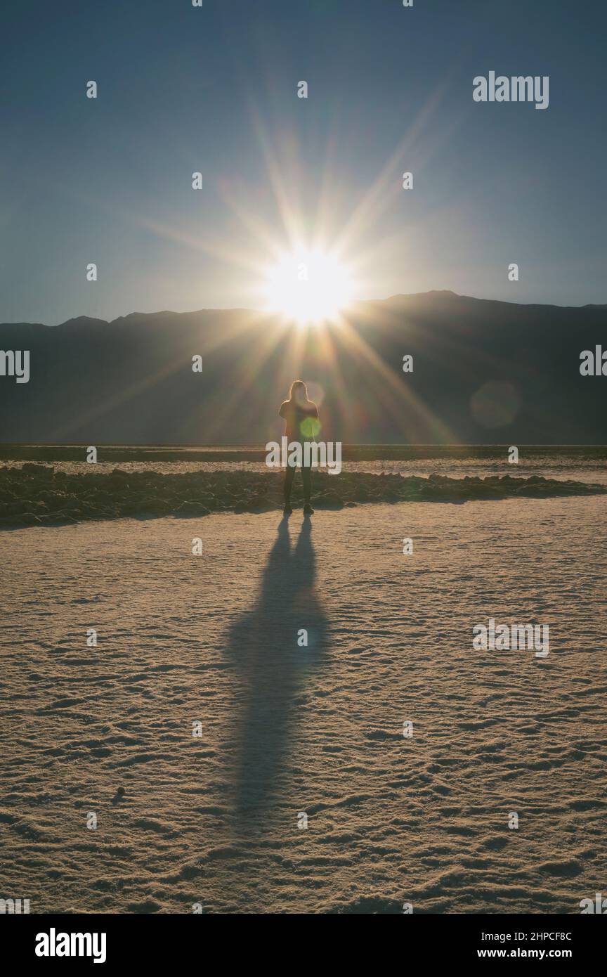 Weibchen posiert in Badwater im Death Valley National Park Stockfoto