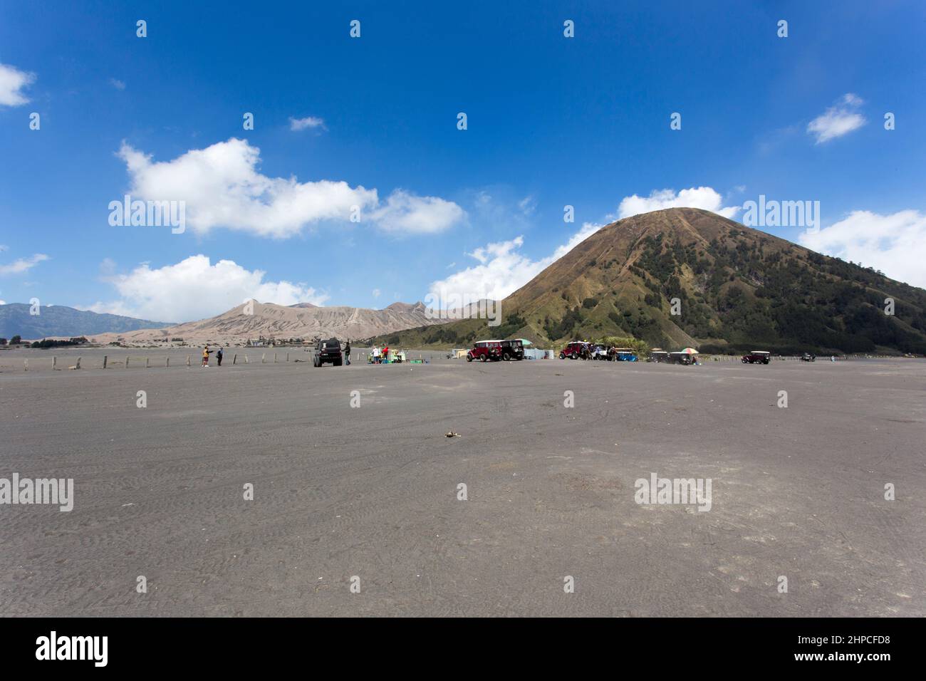 Malang, Indonesien - 08. August 2017: Touristen, die den Berg Bromo, Indonesien, sehen wollen Stockfoto