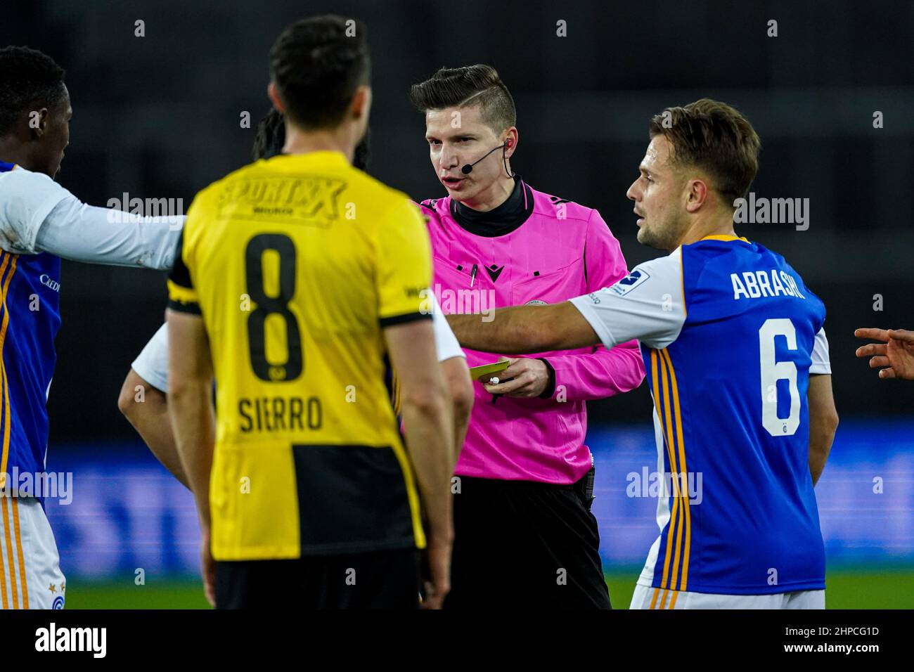 Zürich, SCHWEIZ - 20. FEBRUAR: Schiedsrichter Luca Piccolo beim Schweizer Super League Spiel zwischen Grasshopper Club Zürich und Young Boys am Letzigrund am 20. Februar 2022 in Zürich, Schweiz (Foto: Jeroen Meuwsen/Orange Picles) Stockfoto