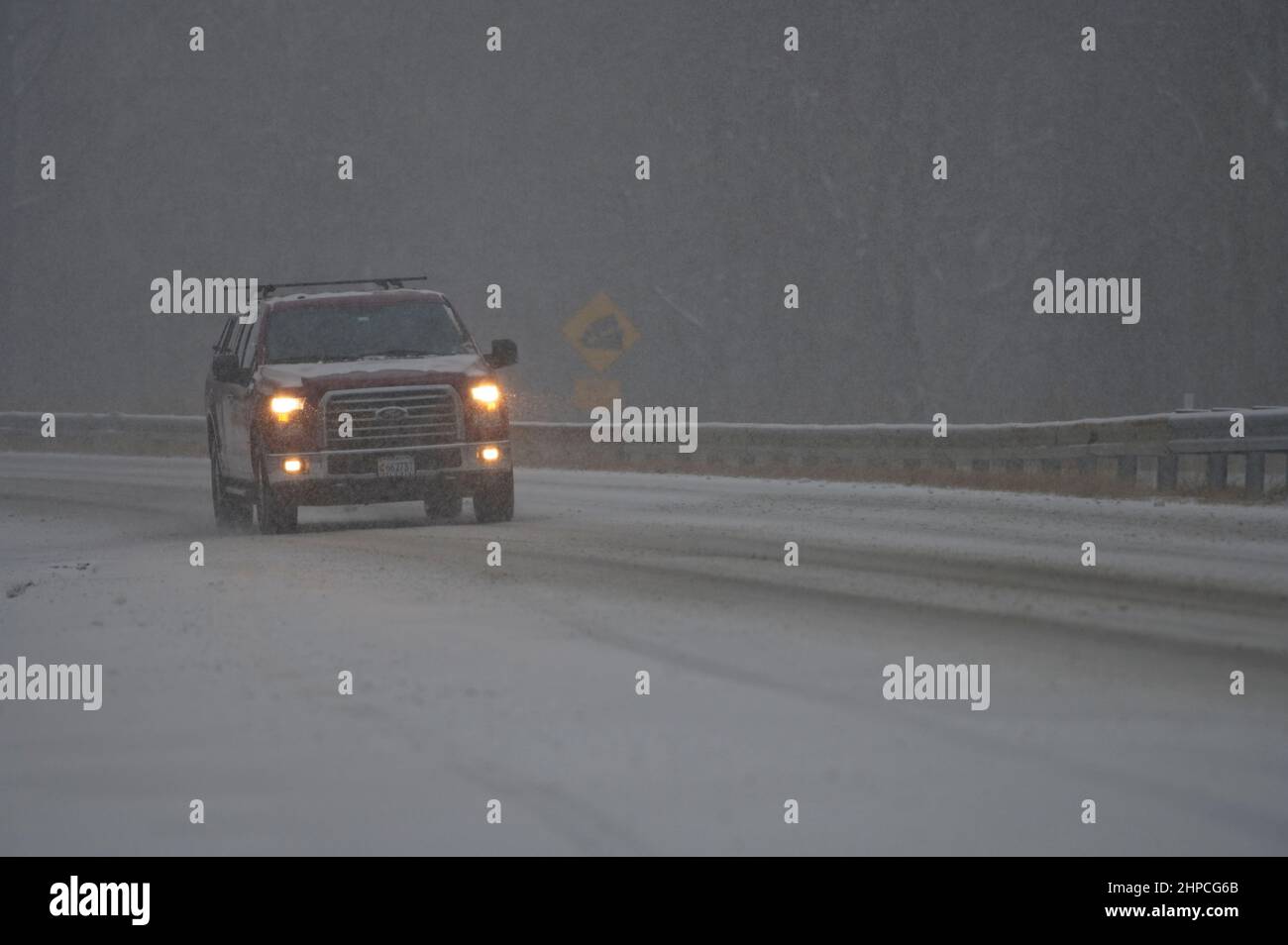 VEREINIGTE STAATEN - 01-16-22: VDOT kämpfte mit schwerem Schnee auf der Route 7 West Neat Bluemont gegen einen verlorenen Kampf. Loudoun ist nicht mit Winterwetter f getan Stockfoto