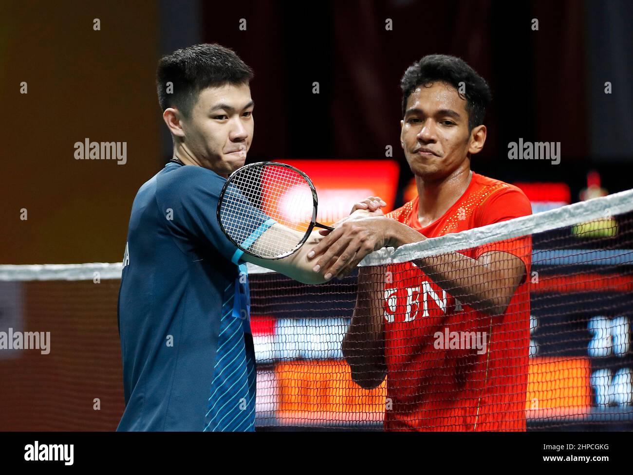 Kuala Lumpur, Malaysia. 20th. Februar 2022. DWI Wardoyo Chico Aura aus Indonesien gratuliert Lee Zii Jia aus Malaysia zum Finale des Männer-Einzelspiels bei den Badminton Asia Team Championships 2022 in Shah Alam am Stadtrand von Kuala Lumpur. Kredit: SOPA Images Limited/Alamy Live Nachrichten Stockfoto