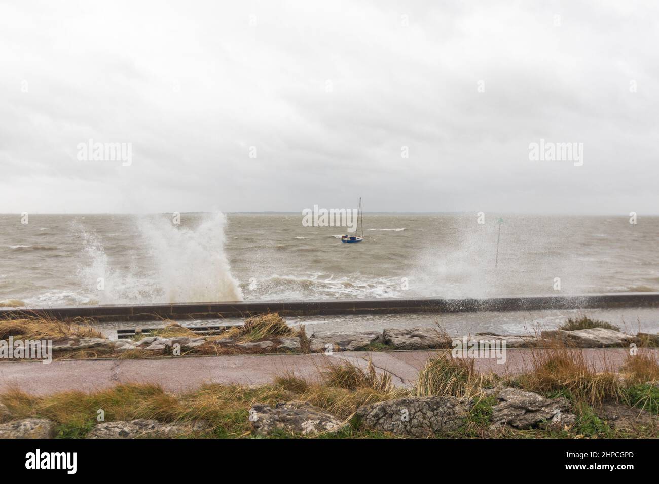 Southend on Sea, Großbritannien. 20th. Februar 2022. Bei Flut an der Küste von Southend, dem dritten Sturm der Woche, bringt Franklin eine gelbe Wetterwarnung und Windgeschwindigkeiten, die in der Region voraussichtlich über 55mph sein werden. Dies ist das erste Mal, dass das Met Office drei benannte Stürme innerhalb einer Woche seit der Einführung des aktuellen Systems im Jahr 2015 hatte. Penelope Barritt/Alamy Live News Stockfoto