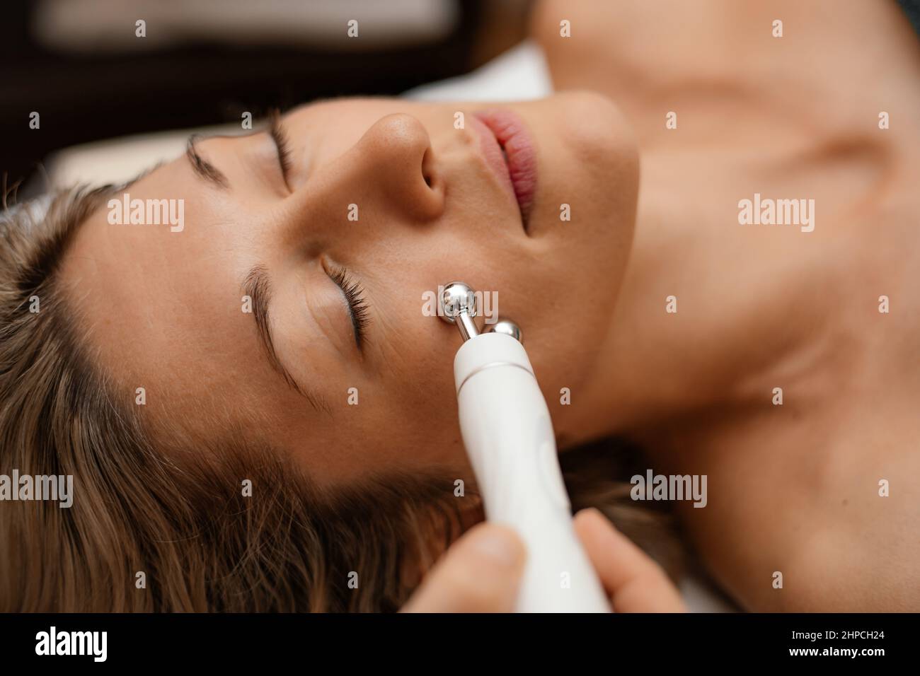 Frau macht Beauty-Therapie Spa Detox. Aufsätze Gerät Hydra Gesichtspflege Maschine. Anti-Age-Falten-klare Derma Stockfoto