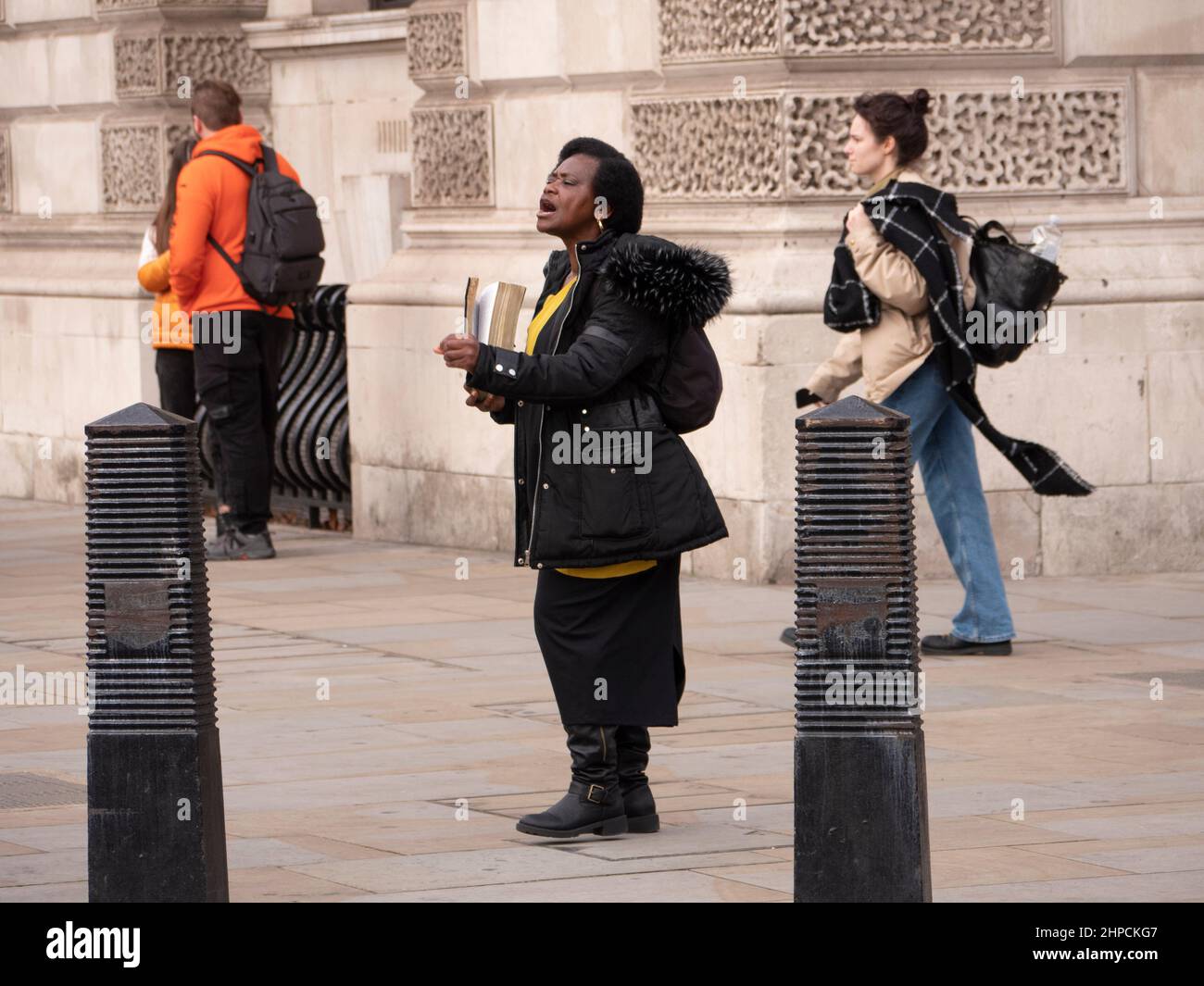Evangelistischer christlicher Straßenprediger mit der Heiligen Bibel predigt Passanten und Pendlern in der Parliament Street, Westminster Stockfoto