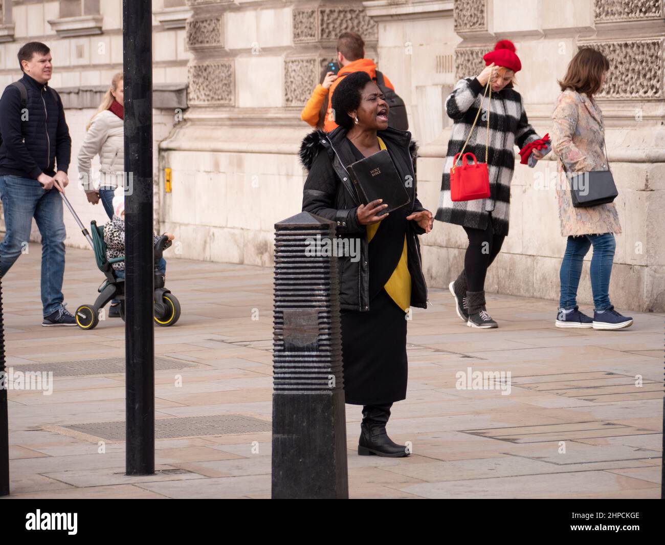 Evangelistischer christlicher Straßenprediger mit der Heiligen Bibel predigt Passanten und Pendlern in der Parliament Street, Westminster Stockfoto