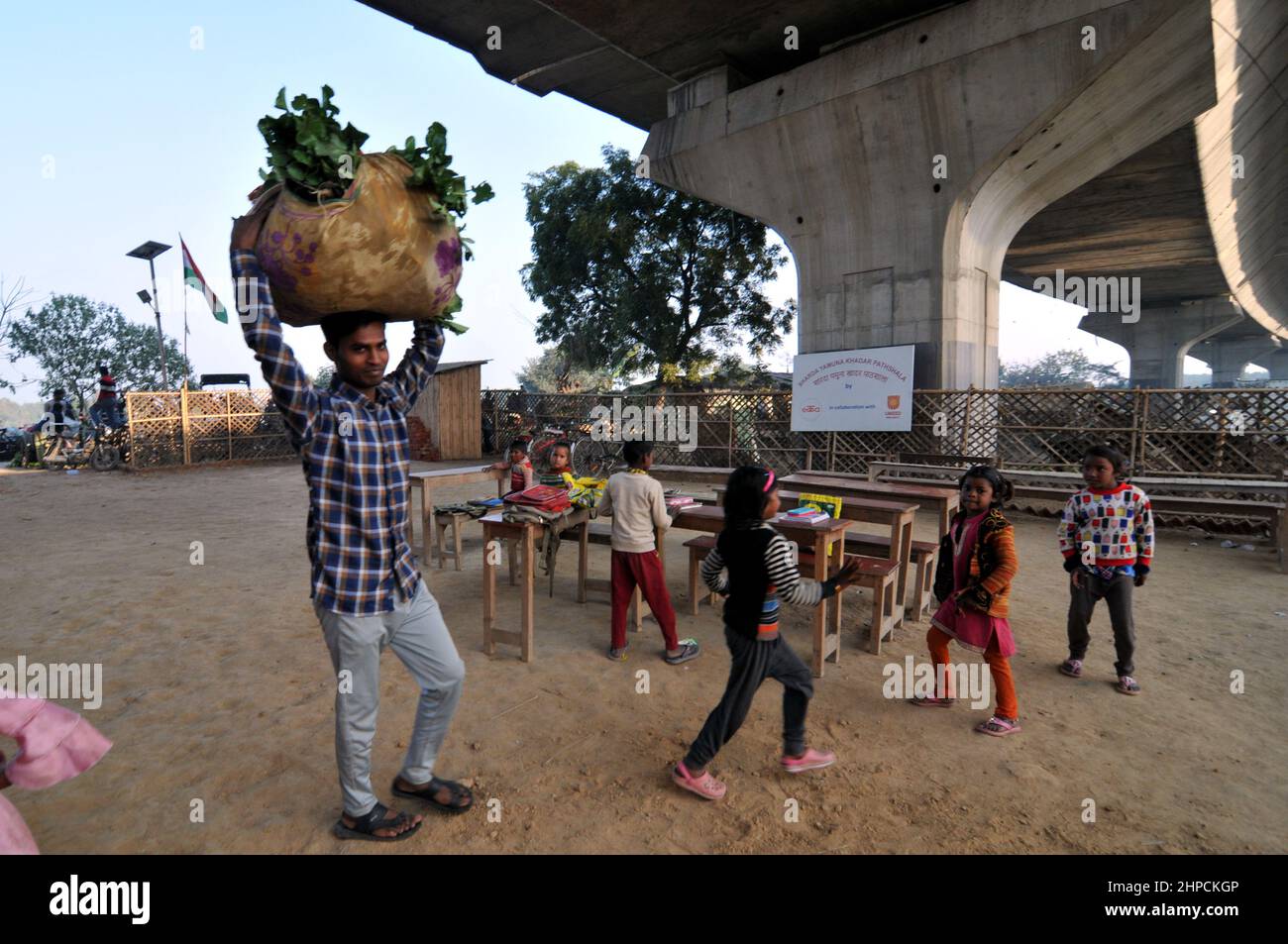 Neu-Delhi, Indien. 19th. Februar 2022. Am 19. Februar 2022 besuchen Kinder eine Schule unter der Brücke in Neu-Delhi, Indien. Die Schule wurde früher von einer NGO geführt und war kostenlos, aber jetzt wird sie von einigen Familien bezahlt, die es sich leisten können. (Foto: Ravi Batra/Sipa USA) Quelle: SIPA USA/Alamy Live News Stockfoto