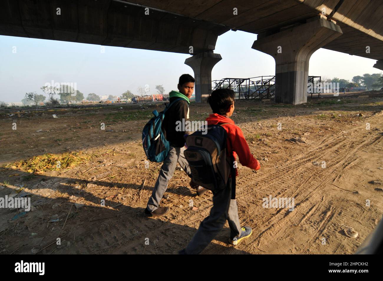Neu-Delhi, Indien. 19th. Februar 2022. Am 19. Februar 2022 besuchen Kinder eine Schule unter der Brücke in Neu-Delhi, Indien. Die Schule wurde früher von einer NGO geführt und war kostenlos, aber jetzt wird sie von einigen Familien bezahlt, die es sich leisten können. (Foto: Ravi Batra/Sipa USA) Quelle: SIPA USA/Alamy Live News Stockfoto