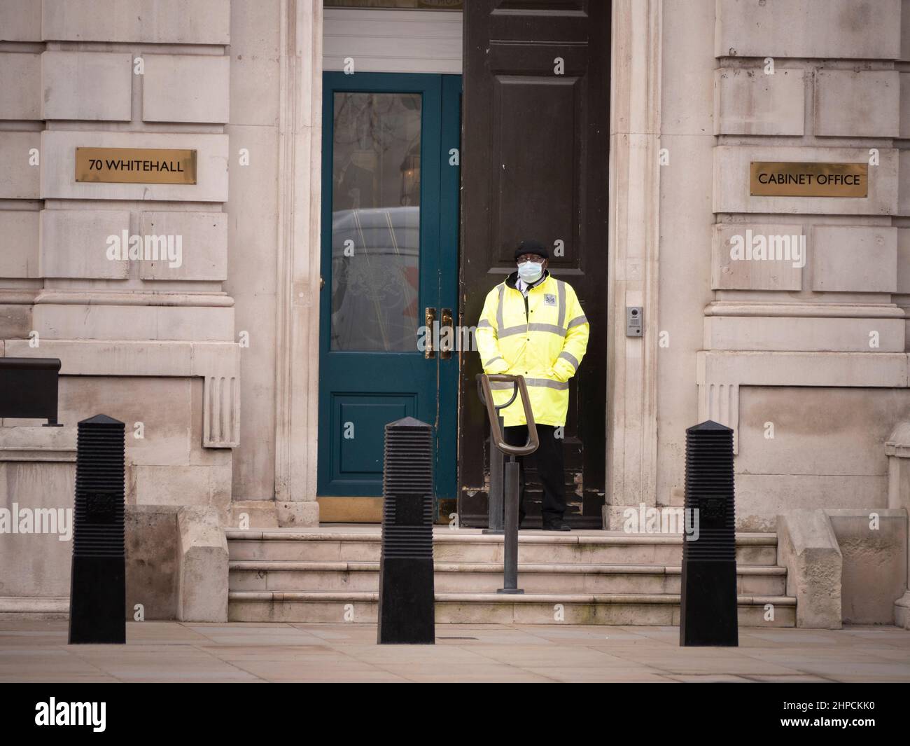 Sicherheitsbeamter bewacht das Kabinett Whitehall London Stockfoto