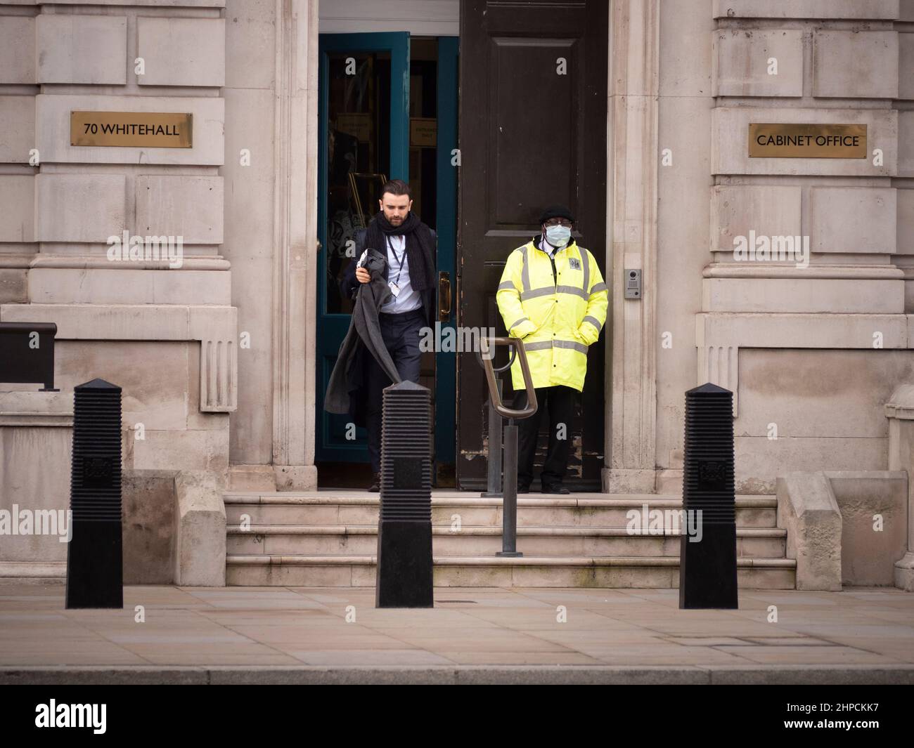 Sicherheitsbeamter bewacht das Kabinett Whitehall London Stockfoto