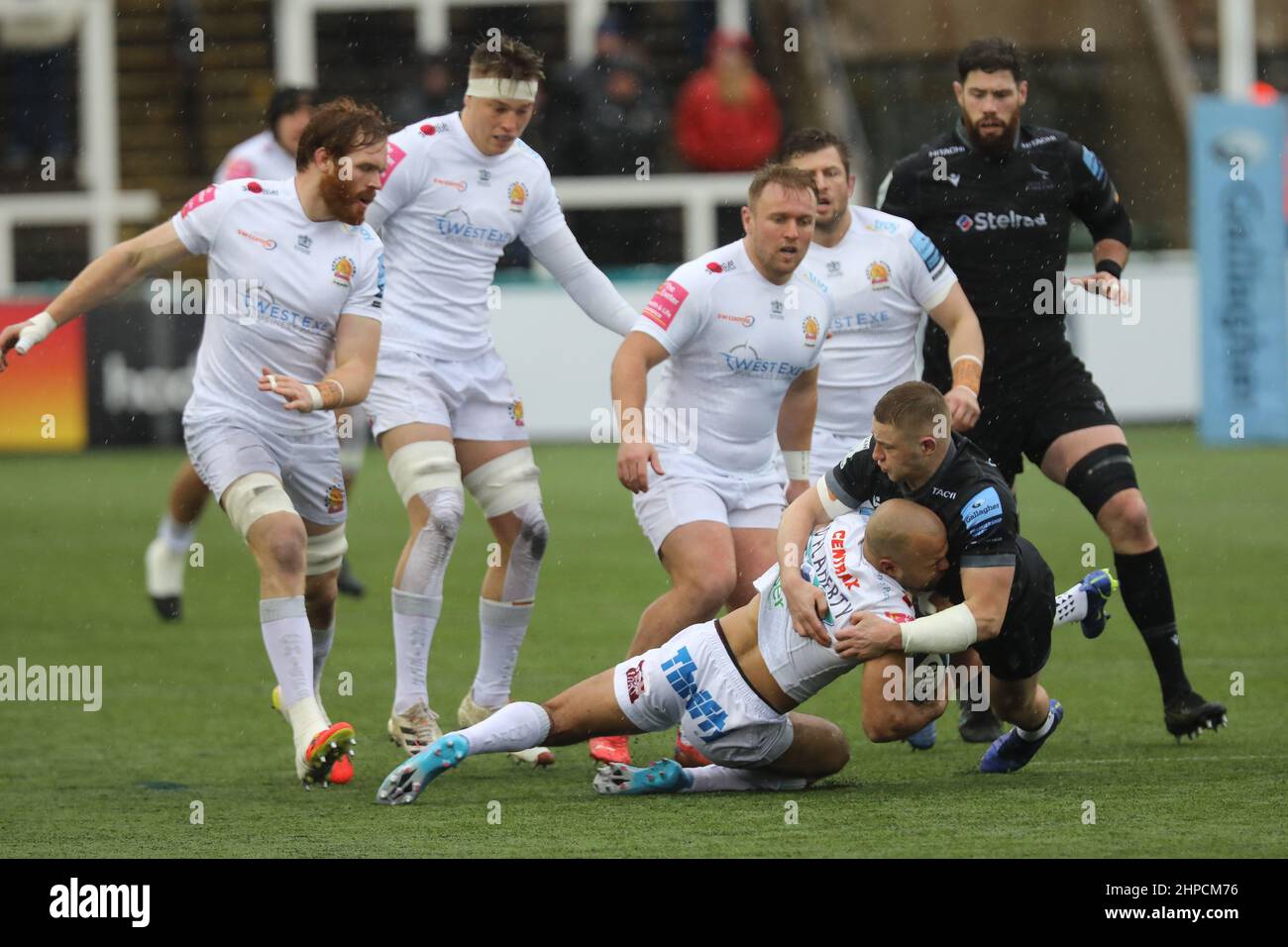 Newcastle, Großbritannien. 20th. Februar 2022. NEWCASTLE UPON TYNE, GROSSBRITANNIEN. FEBRUAR 20TH. Tom Penny von Newcastle Falcons kämpft gegen Tom O'Flaherty von Exeter Chiefs während des Spiels der Gallagher Premiership zwischen Newcastle Falcons und Exeter Chiefs am Sonntag, 20th. Februar 2022 im Kingston Park, Newcastle. (Kredit: Chris Lishman | MI News) Kredit: MI Nachrichten & Sport /Alamy Live News Stockfoto