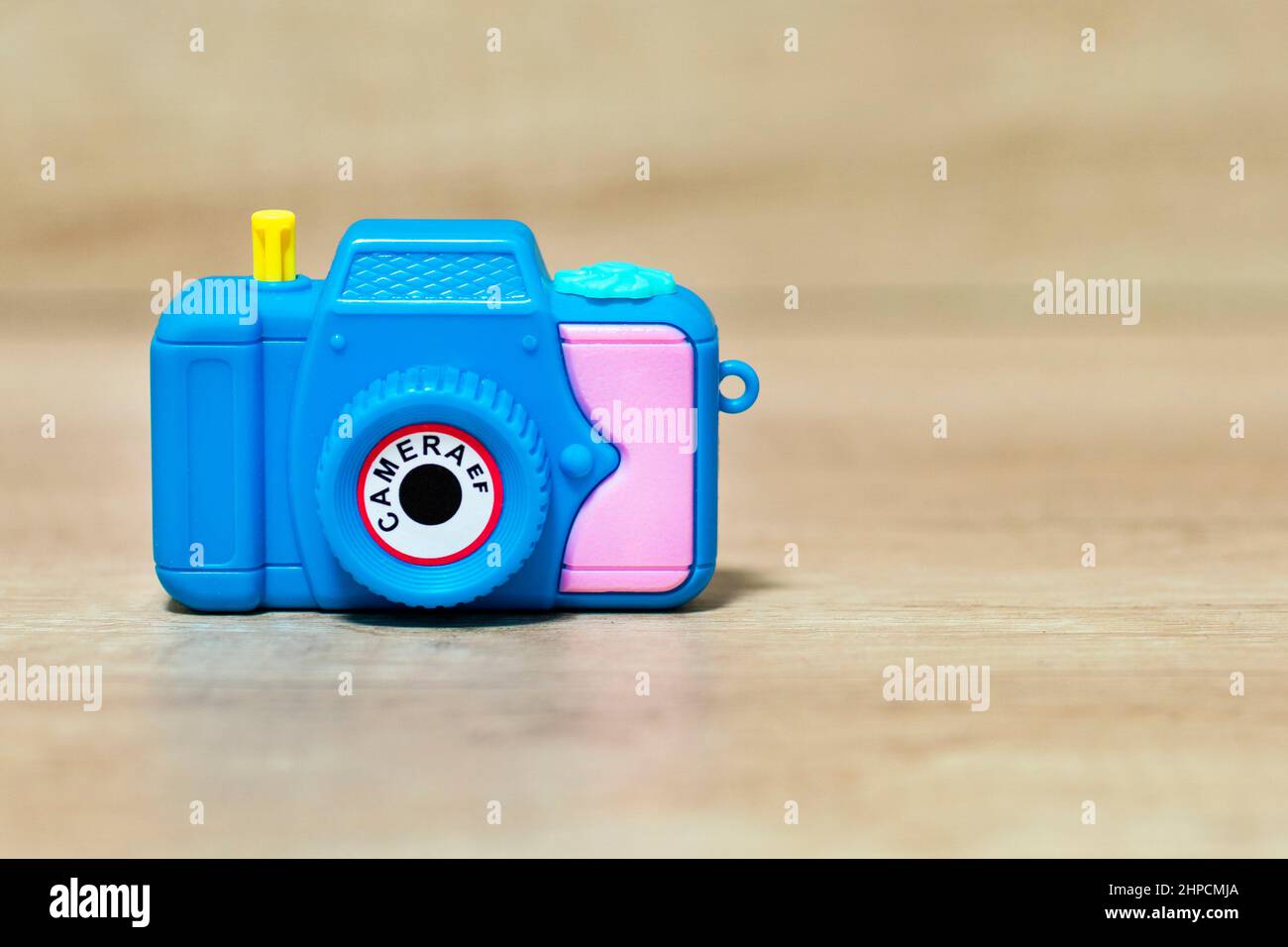 Spielzeugkamera. Fotokamera. Konzept der fotografischen Ausrüstung. Nahaufnahme Stockfoto