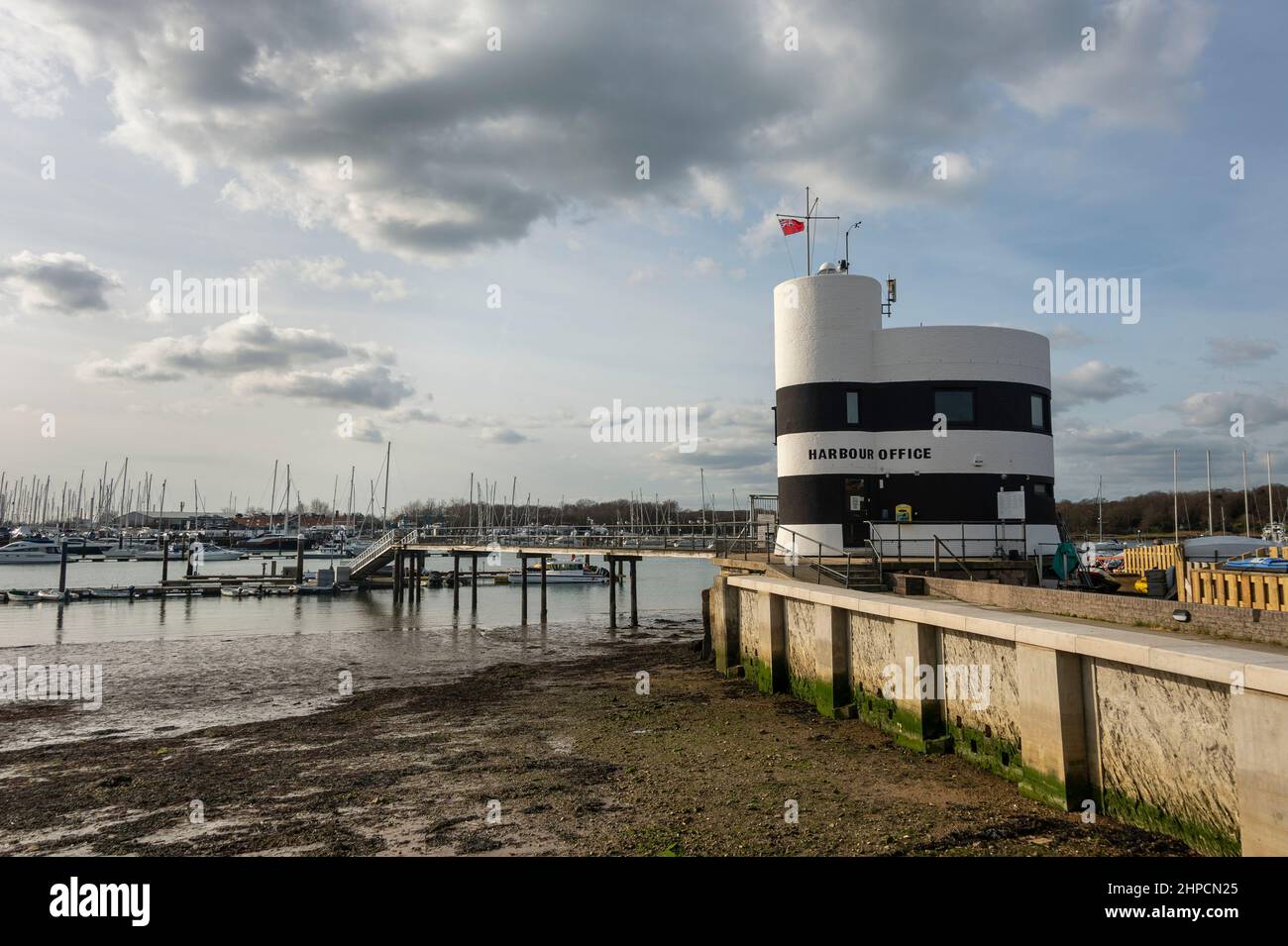 Der markante schwarz-weiße Turm des Hamble Habourmaster's Office in Warsash Stockfoto