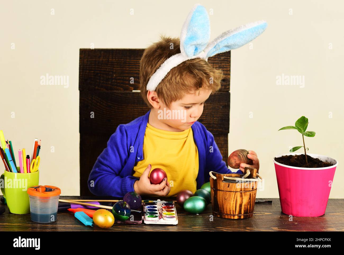 Ostertag. Nettes Kind malen Ei. Feiertage mit Kindern feiern. Kinder Ostern Kreativität. Stockfoto