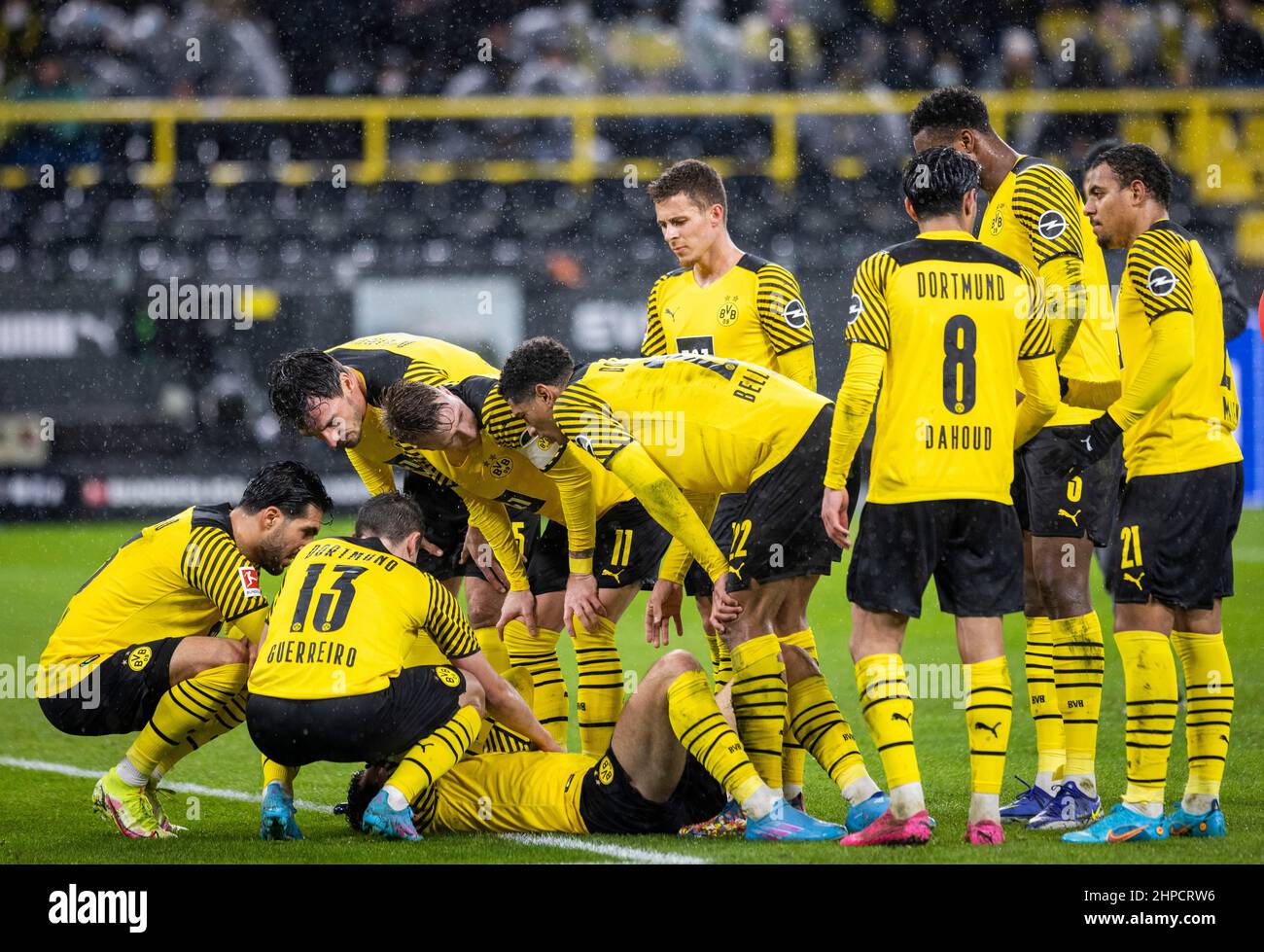BVB Spieler kümmern sich um den letzten Giovanni Reyna (BVB) - Emre Can (BVB), Raphael Guerreiro (BVB), Mats Hummels (BVB), Marco Reus (BVB), Emre Can (BVB), Thorgan Hazard (BVB), Mahmoud Dahoud (BVB), Dan-Axel Zagadou (BVB), Donyell Malen (BVB) Borussia Dortmund - Borussia Mönchengladbach 20.02.2022, Fussball, BundesligaSaison 2021 2022 Foto: Moritz Müller Copyright (nur für journalistische Zwecke) by : Moritz Müller, Wilhelm-Raabe-Str.18, 40470 Düsseldorf. Tel 0211-13954918. MB.: 0176-81034275; Honorar zzgl. 7 % UmSt. + Belegexemplar; Commerzbank, Konto: 3813045, BLZ: 30040000; IBAN: DE Stockfoto