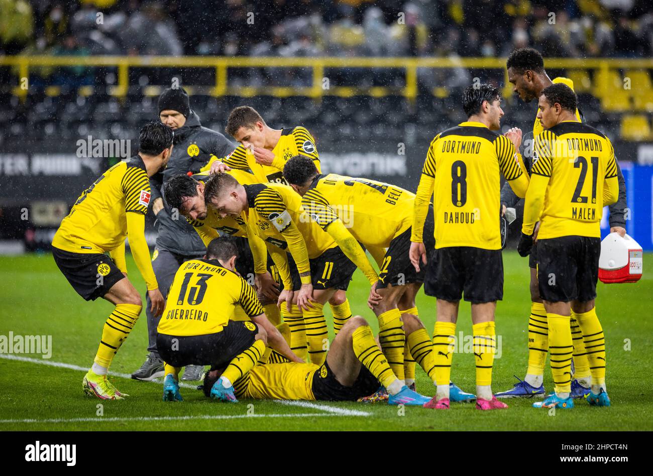 BVB Spieler kümmern sich um den letzten Giovanni Reyna (BVB) - Emre Can (BVB), Raphael Guerreiro (BVB), Mats Hummels (BVB), Marco Reus (BVB), Emre Can (BVB), Thorgan Hazard (BVB), Mahmoud Dahoud (BVB), Dan-Axel Zagadou (BVB), Donyell Malen (BVB) Borussia Dortmund - Borussia Mönchengladbach 20.02.2022, Fussball, BundesligaSaison 2021 2022 Foto: Moritz Müller Copyright (nur für journalistische Zwecke) by : Moritz Müller, Wilhelm-Raabe-Str.18, 40470 Düsseldorf. Tel 0211-13954918. MB.: 0176-81034275; Honorar zzgl. 7 % UmSt. + Belegexemplar; Commerzbank, Konto: 3813045, BLZ: 30040000; IBAN: DE Stockfoto