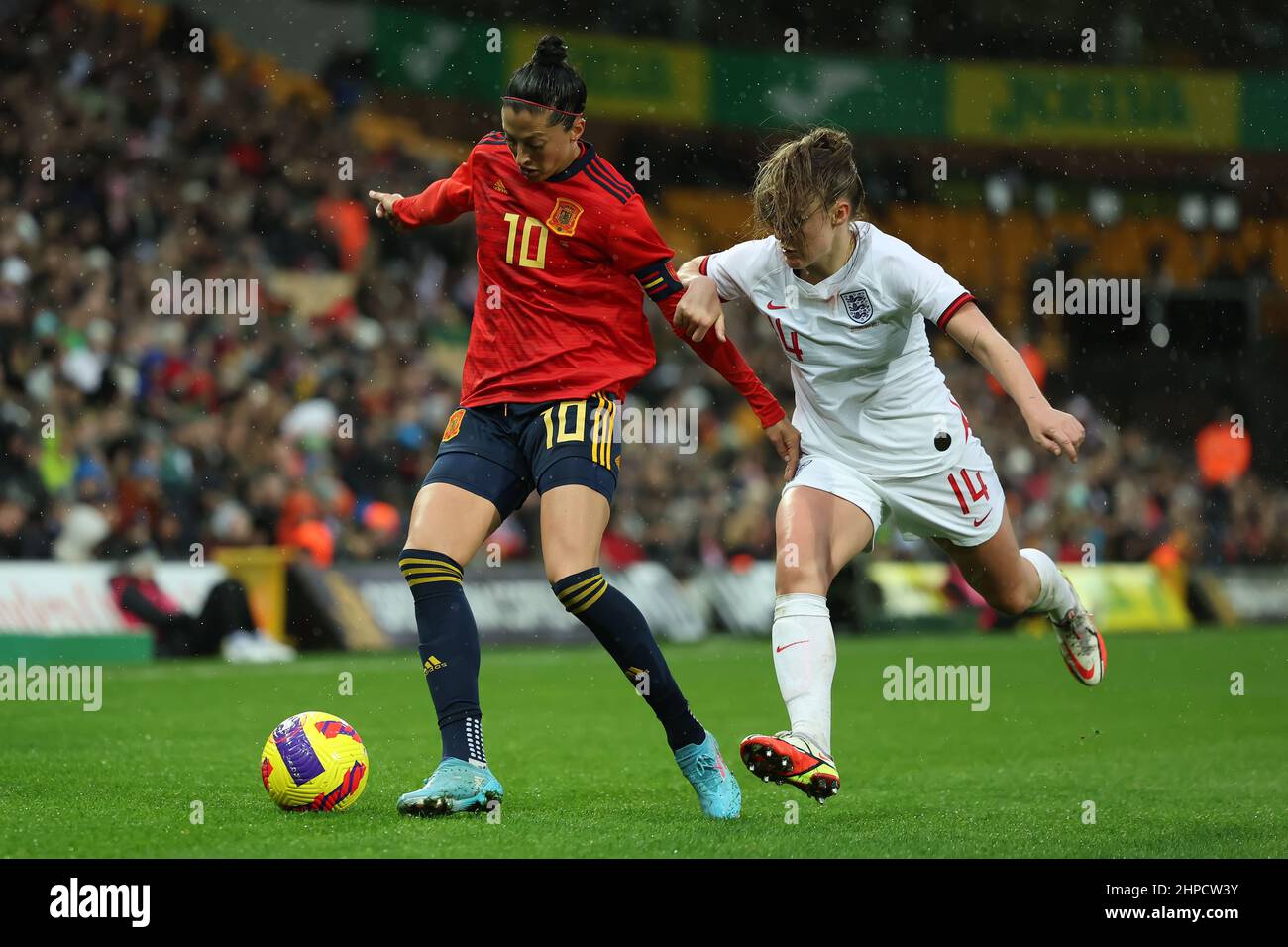 Norforlk, England; 20th. Februar 2022 ; Carrow Road, Norwich, Norforlk, England; Arnold Clark Womens International Football England gegen Spanien: Jennifer Hermoso aus Spanien steht unter dem Druck von Georgia Stanway aus England Stockfoto