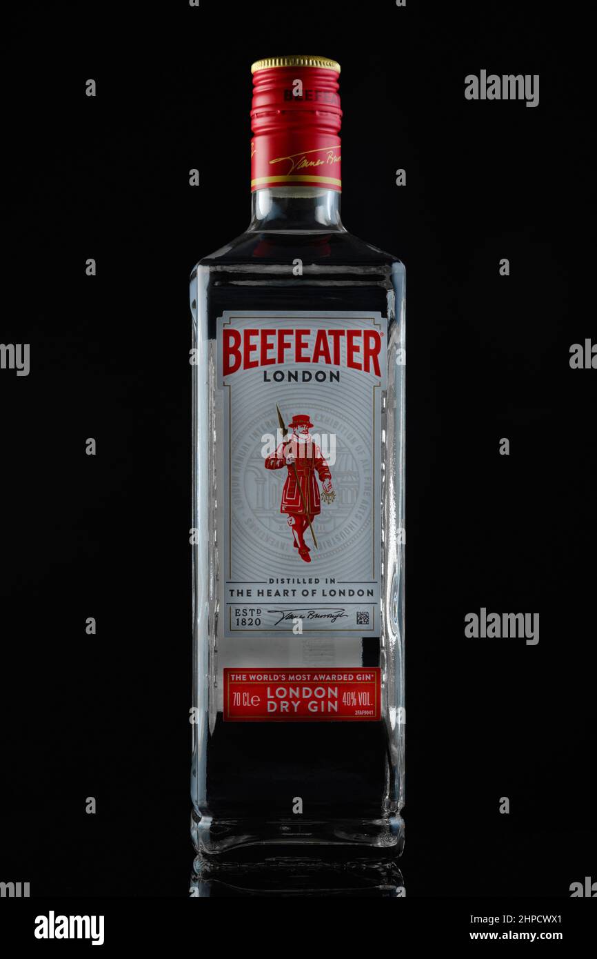 Beefeater Dry Gin auf schwarzem Hintergrund Stockfoto
