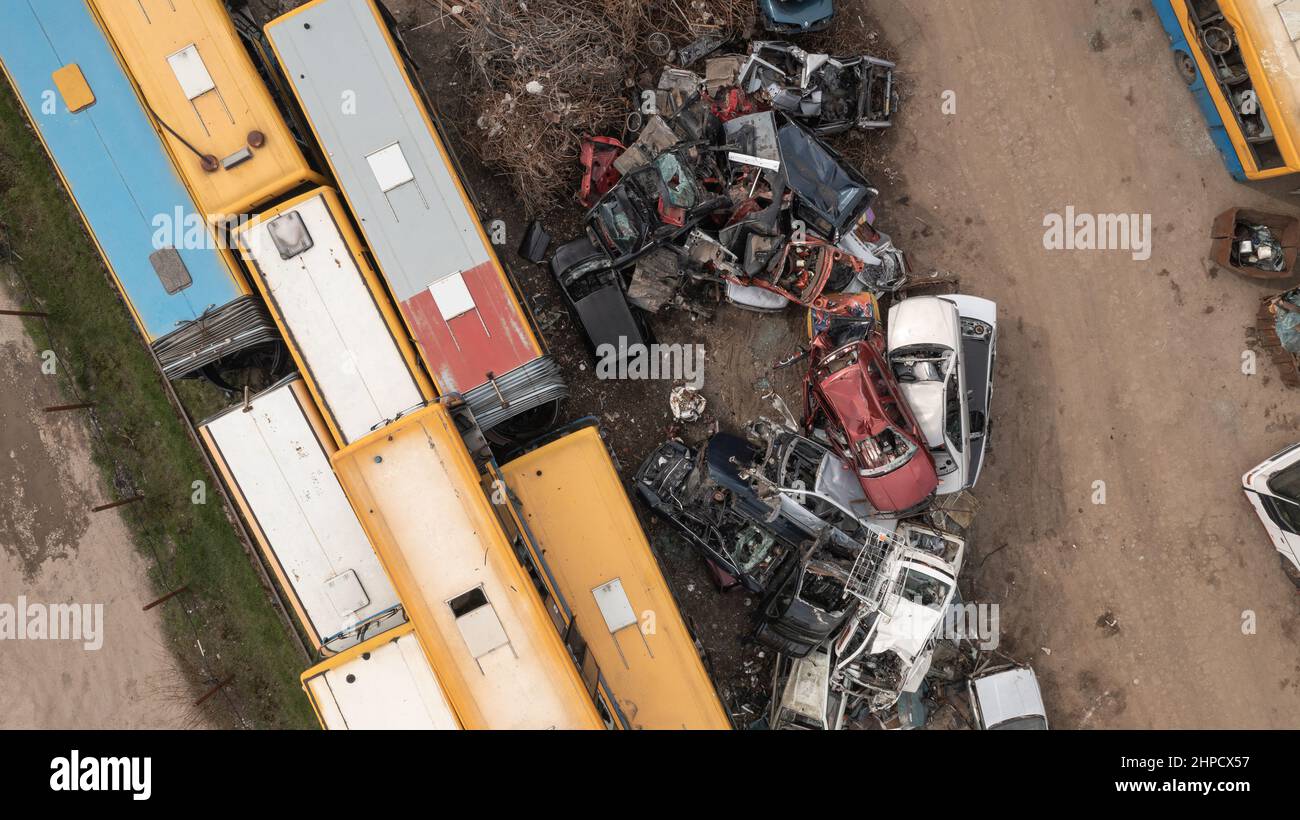 Rostige Autos und Busse im Schrottplatz warten darauf, abgebaut und verschrottet zu werden Stockfoto