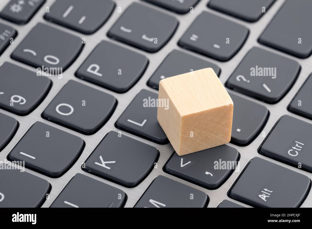 Holzklotz auf Laptop Tastatur Stockfoto