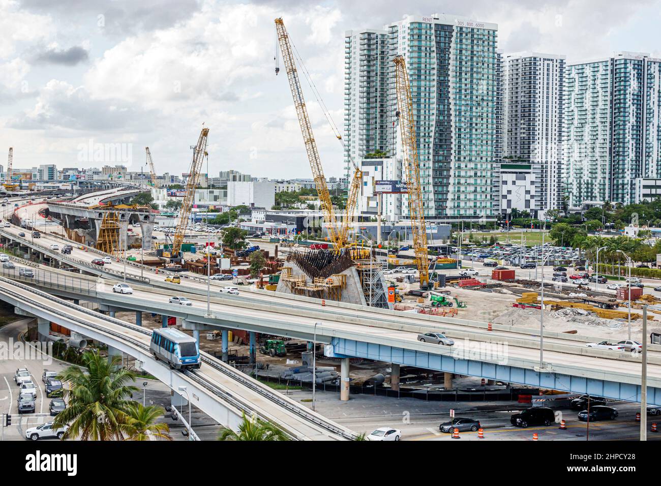 Miami Florida I-395 Highway Dolphin Expressway MacArthur Causeway Straße Baustelle Krane Metromover Bahn Shuttle Menschen Mover kostenlos öffentlichen Trans Stockfoto