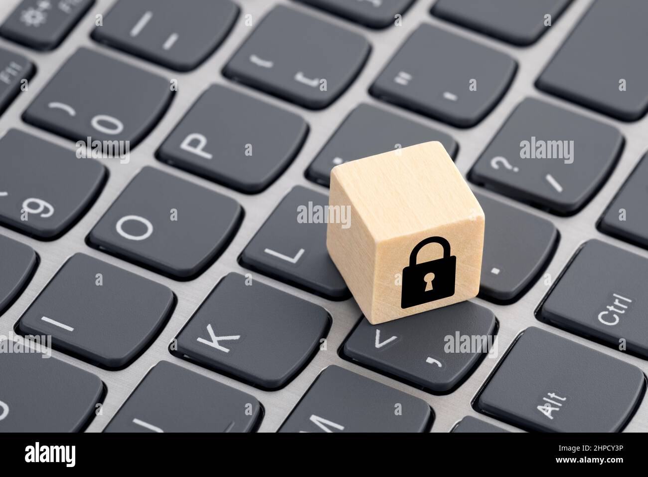 Holzblock mit Schloss Grafik auf PC-Tastatur. Computer Security Konzept. Stockfoto
