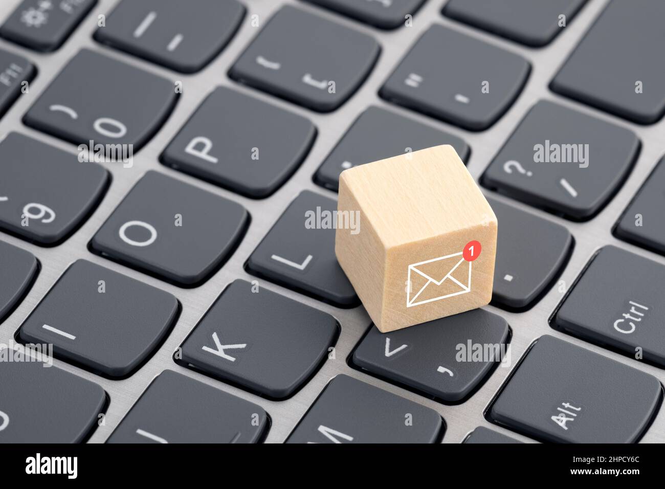 Neue e-Grafik auf hölzernen Block über Laptop Tastatur Stockfoto