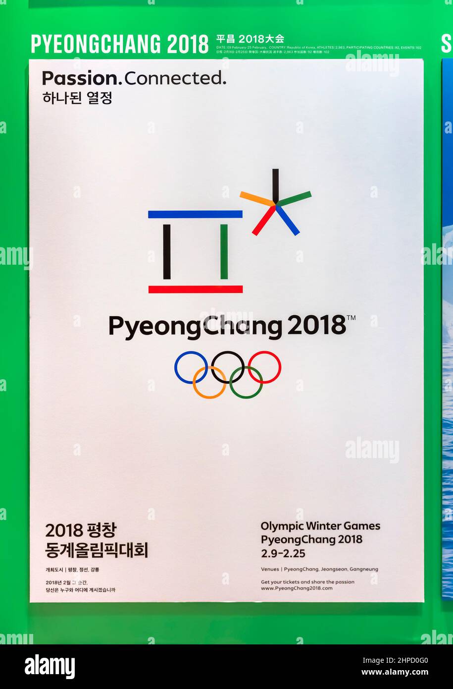 tokio, japan - 10 2021. august: Koreanisches Plakat der Olympischen Winterspiele 2018 in PyeongChang, auf dem das koreanische Hangul-Wort als Symbol für einen Treffpunkt dargestellt wird Stockfoto
