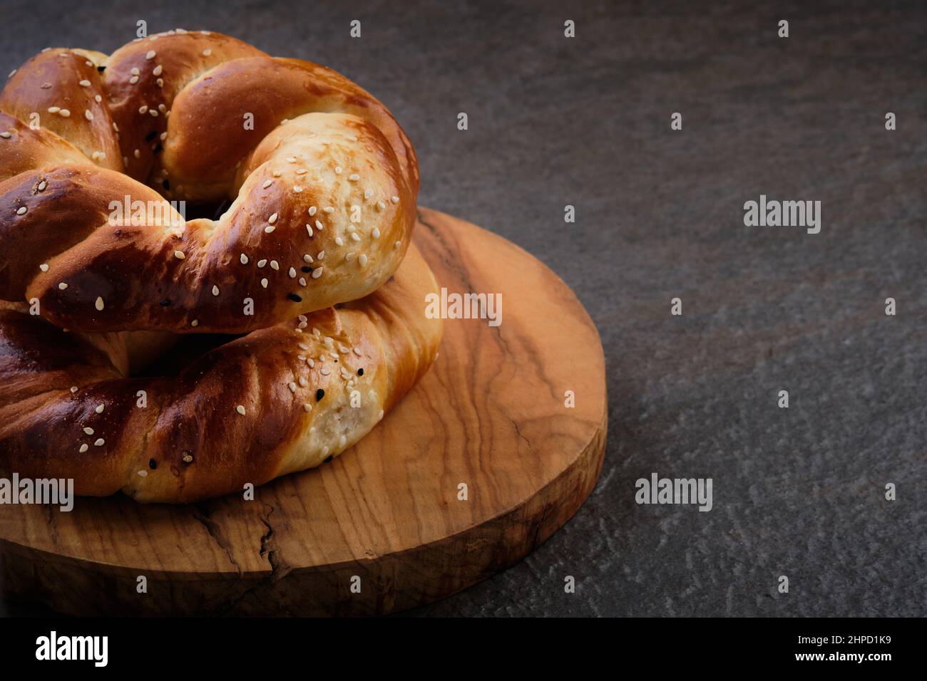 ACMA-Gebäck auf Holzbrett serviert Stockfoto