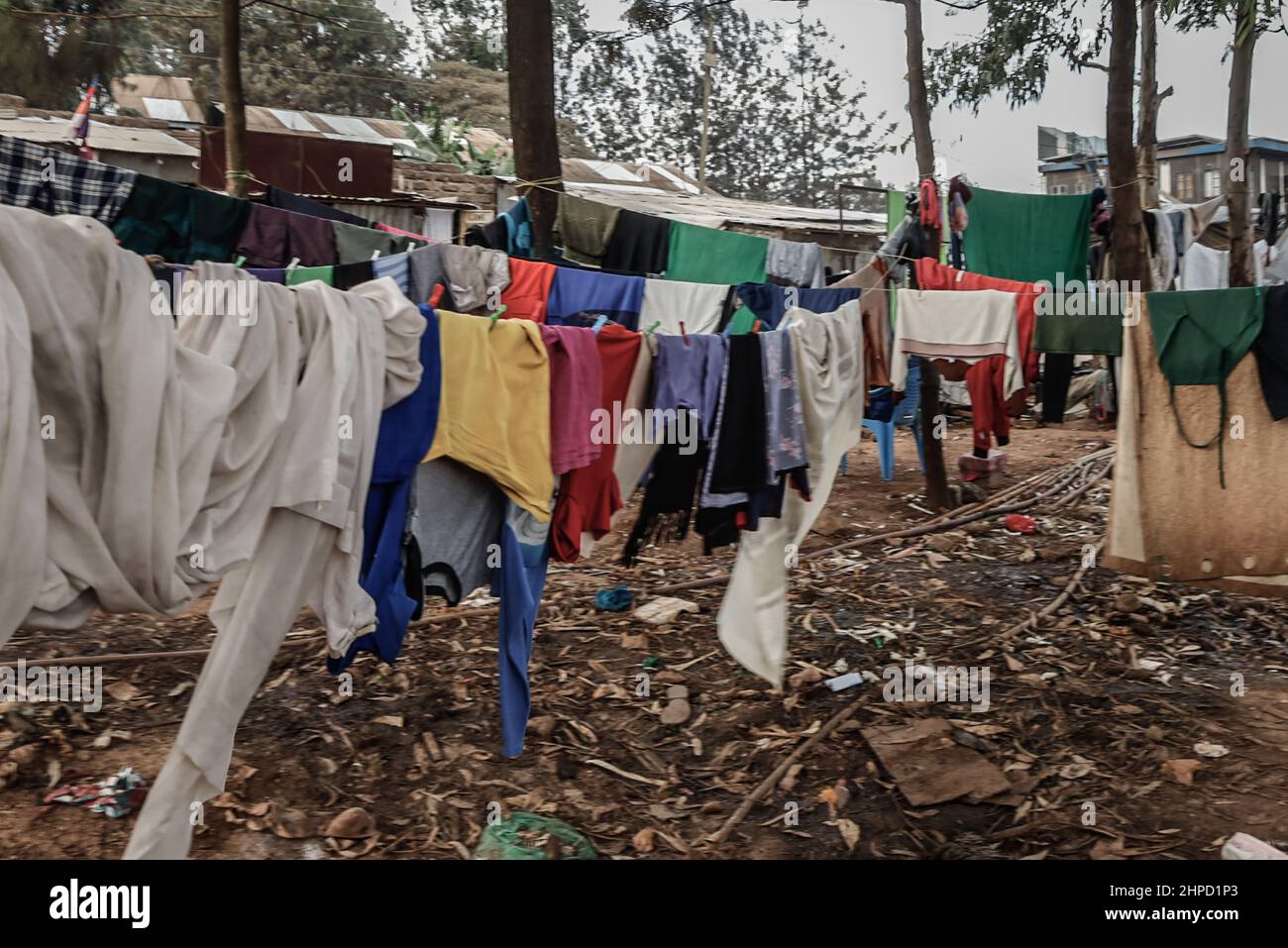 In den Slums von Kibera in Nairobi trocknen die Kleidungsstücke an Seilen. Im Kibera Slum, dem berüchtigten Zuhause, wo das Leben immer schwierig und herausfordernd zu sein scheint Stockfoto