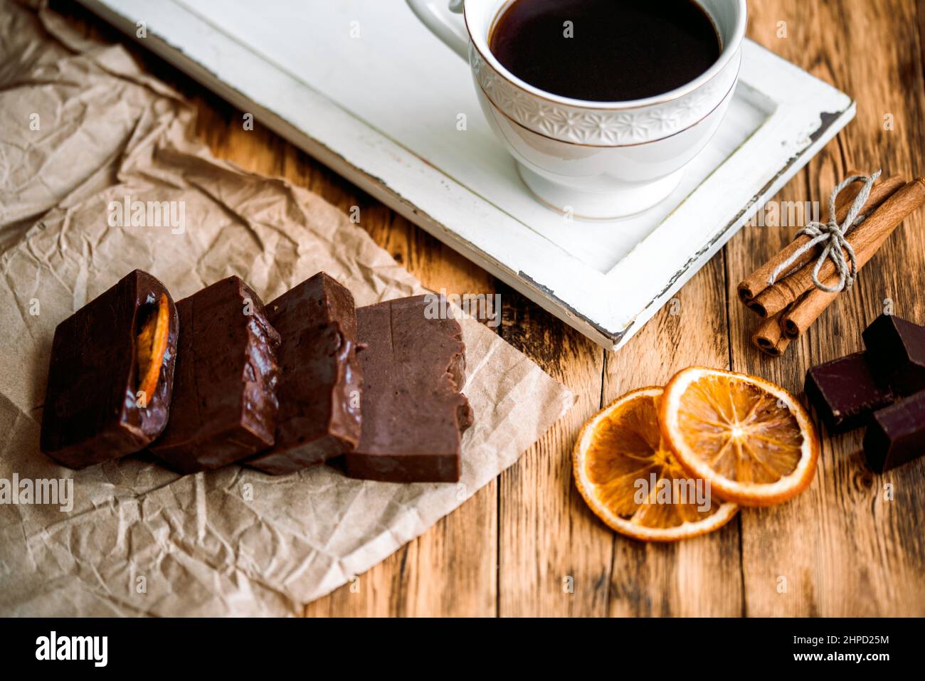 Dunkle Schokolade, handgemachte süße Kaffeeseife, aromatischer Zimt und Süßigkeiten. Vollbohnenkaffee Stockfoto