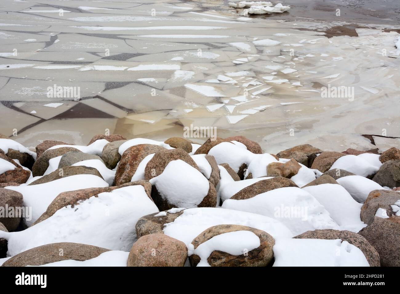 Die gefrorene Küste des Finnischen Meerbusens mit einer bizarren Form von Eis. Zelenogorsk, Russland, Frühjahrssaison, Eisbrechung Stockfoto