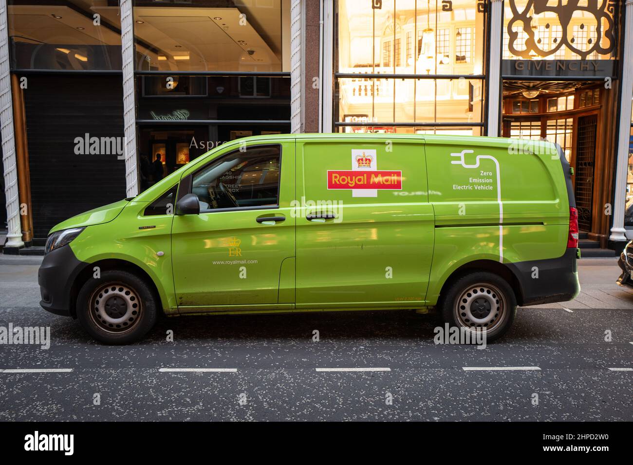 Royal Mail van in der Old Bond Street in London. Normalerweise sind die Transporter von Royal Mail rot, aber dies ist grün, was den Wechsel zu Elektrofahrzeugen aufzeichnet Stockfoto