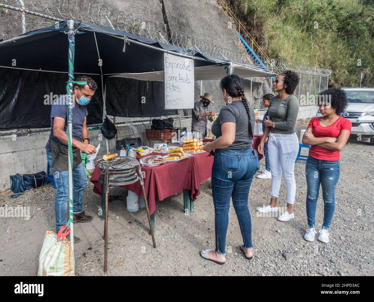 Geschäftsinhaber am Straßenrand, der Lebensmittel an Besucher des malerischen Orosi-Tals in Costa Rica verkauft. Stockfoto Geschäftsinhaber am Straßenrand, der Lebensmittel an Besucher des malerischen Orosi-Tals in Costa Rica verkauft. Stockfoto